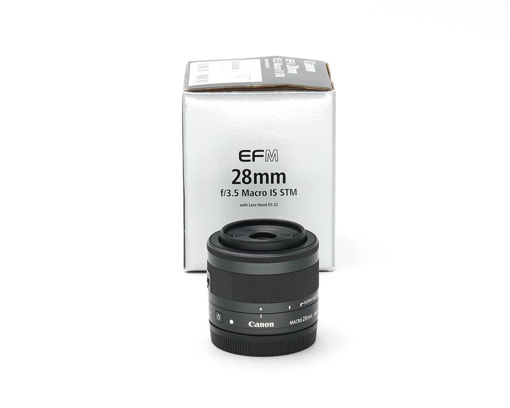 Einzelstück zum Sonderpreis Dieses Canon EF-M 28mm 3.5 Macro IS STM Objektiv stand lediglich in unserer Ausstellungsvitrine im Showroom. Die Optik weist keinerlei Nutzspuren