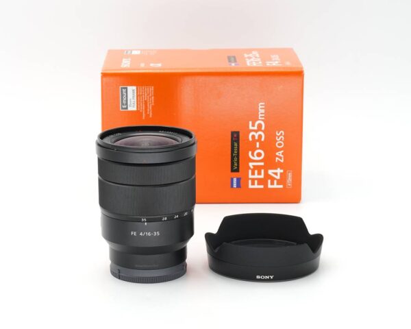 Dieses Sony FE 16-35mm 4.0 Vario-Tessar T* ZA OSS Objektiv stammt aus unserem Ausstellungsbereich. Die Optik weist keinerlei Nutzspuren auf und befindet sich nach wie vor im