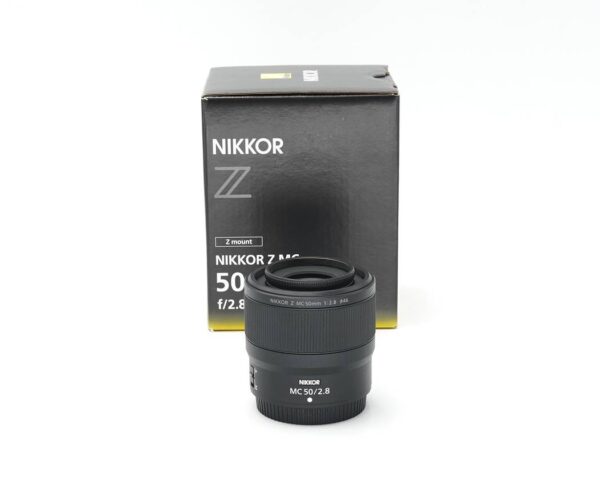 Einzelstück zum Sonderpreis Dieses Nikon 50mm Objektiv stand lediglich in unserer Ausstellungsvitrine im Showroom. Die Optik weist keinerlei Nutzspuren auf und befindet sich