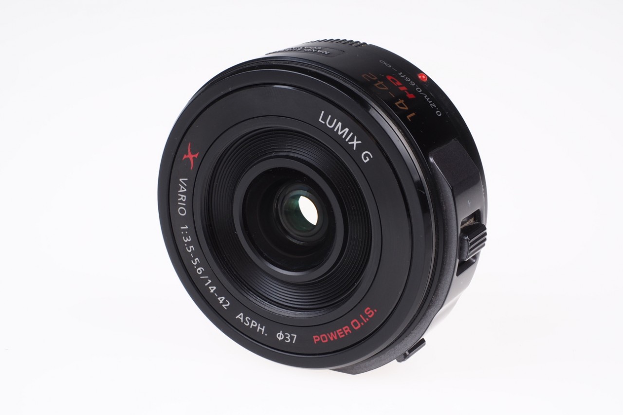 Dieses Panasonic 14-42mm Objektiv stammt aus unserem Showroom. Die Optik weist nur minimale