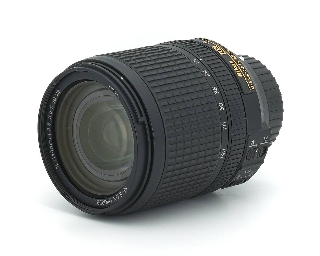 Dieses Nikon 18-140mm Objektiv befindet sich im technisch einwandfreien Zustand. Das Objektiv weist optisch nur übliche