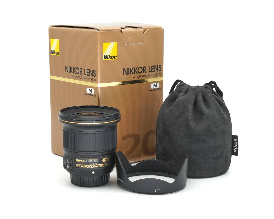 Dieses Nikon AF-S NIKKOR 20mm 1.8 G ED Objektiv stand lediglich in unserer Ausstellungsvitrine im Showroom. Die Optik weist keinerlei Nutzspuren auf und befindet sich nach wie