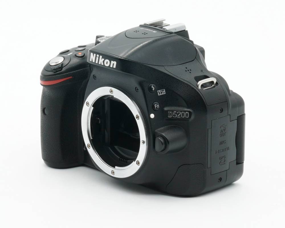 Dieses Nikon D5200 Gehäuse wurde komplett überprüft und befindet sich technisch im einwandfreien Zustand. Es sind minimale Nutzspuren auf dem Display vorhanden. Ansonsten ist