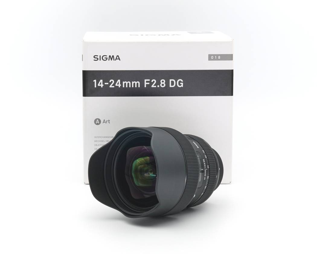 Ausstellungsstück zum Sonderpreis Dieses Sigma Art 14-24mm 2.8 DG HSM Objektiv stammt aus unserem Showroom. Die Optik weist keine Nutzspuren auf und befindet sich nach wie vor