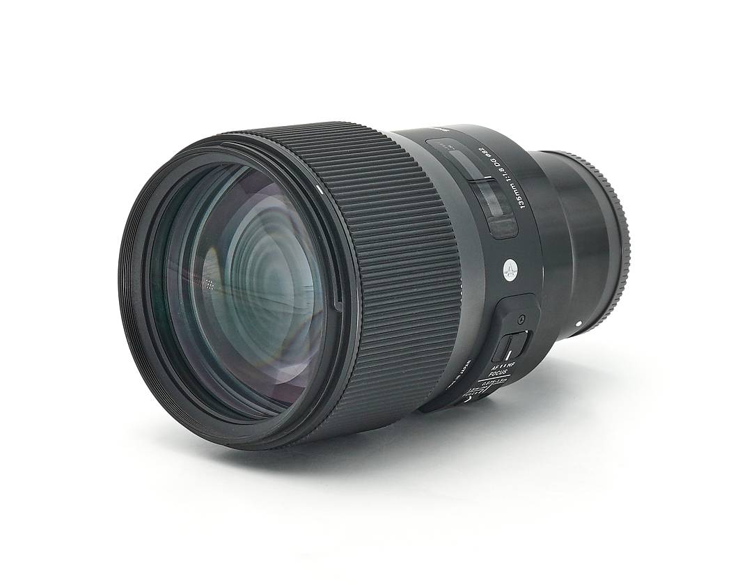 Dieses Sigma 135mm Objektiv befindet sich technisch und optisch im fantastischen Zustand