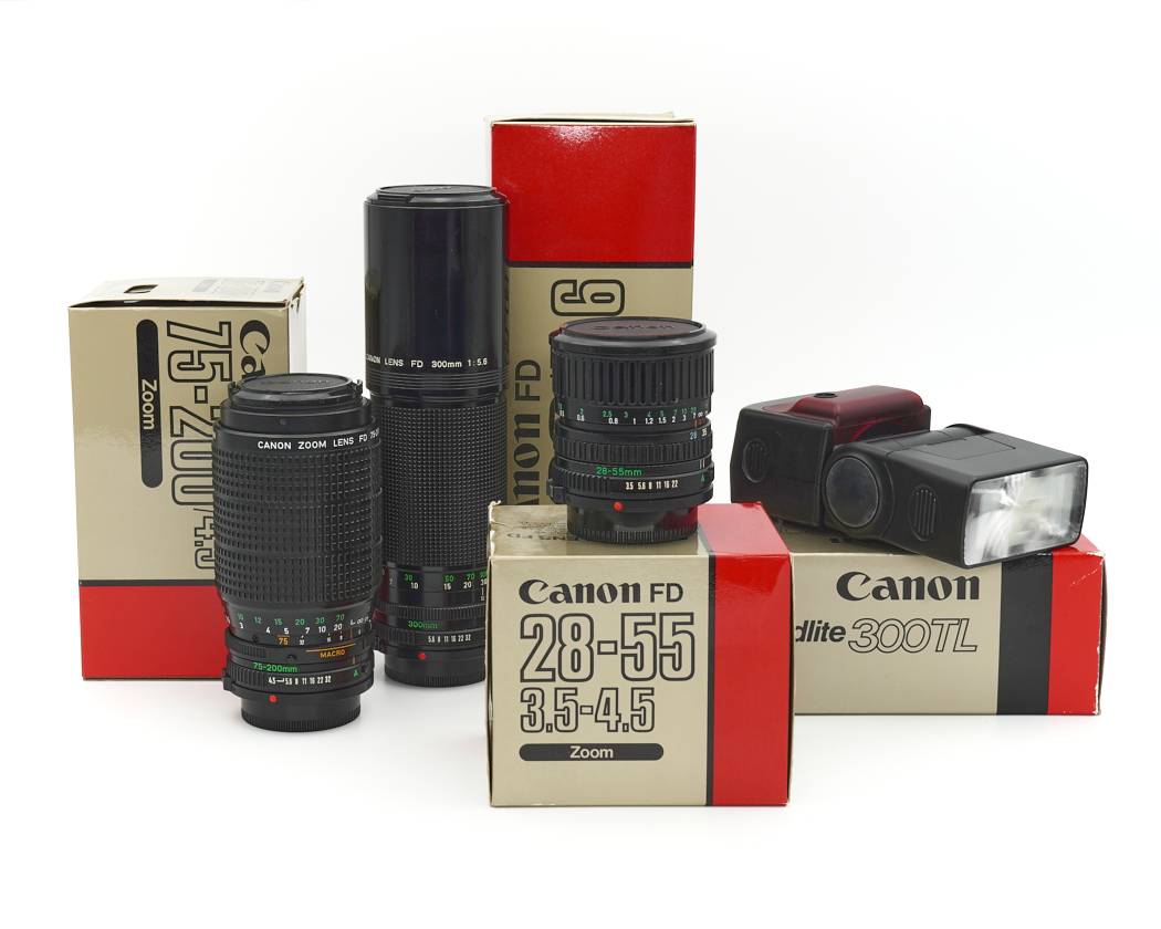 Angeboten wird hier ein Set bestehend aus: Canon FD 28-55mm 3.5-4.5 Canon FD 300mm 5.6 Canon FD 75-200mm 4.5 Canon Speedlite 300TL Alle Artikel wurden technisch komplett