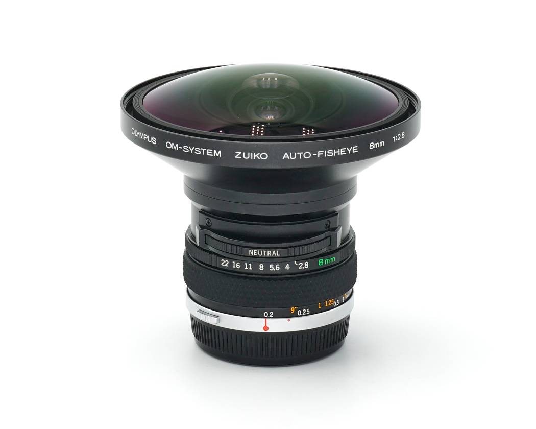 Dieses sehr seltene Olympus 8mm Fisheye Objektiv befindet sich technisch sowie optisch in einem neuwertigen Zustand. Es sind keinerlei Nutzspuren zu erkennen. MANGEL: auf der