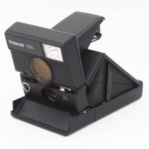 Diese gepflegte Polaroid 690 Sofortbildkamera wurde komplett überprüft und befindet sich technisch im einwandfreien Zustand. Die Kamera befindet sich auch optisch im guten