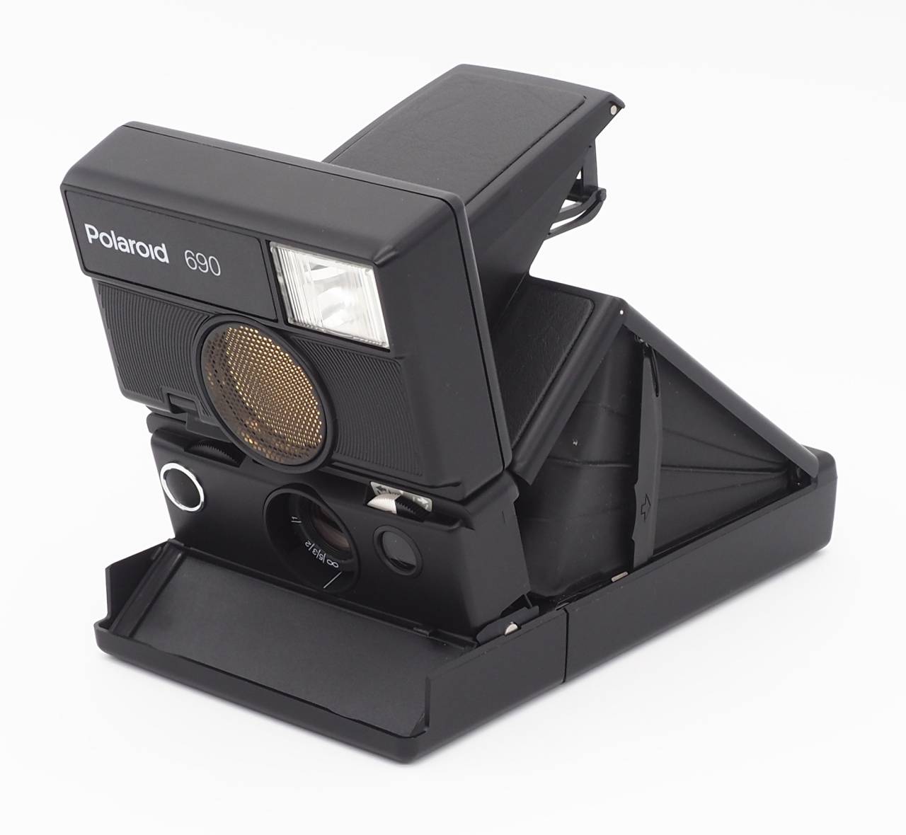 Diese gepflegte Polaroid 690 Sofortbildkamera wurde komplett überprüft und befindet sich technisch im einwandfreien Zustand. Die Kamera befindet sich auch optisch im guten