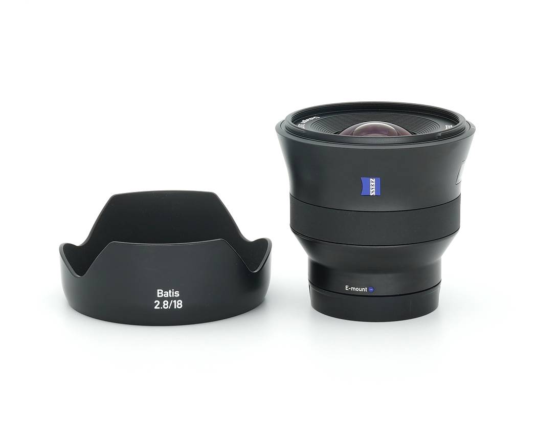 Dieses Zeiss 18mm Objektiv wurde komplett überprüft und befindet sich technisch im einwandfreien Zustand. Das Objektiv weist äußerlich übliche bis etwas stärke Nutzspuren auf.