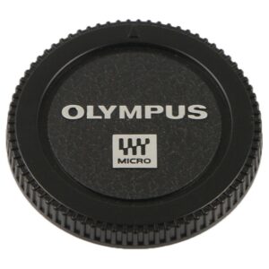 Olympus Gehäusedeckel Dieser Rückdeckel oder Schutzdeckel passt auf ALLE Olympus Systemkameras mit einem Micro Four Thirds (MFT) Anschluss. z.B. OM-D E-M5 Mark II & III