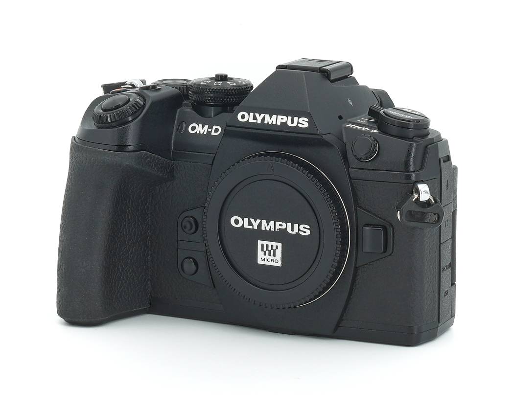 Diese Olympus E-M1 Mark II befindet sich im technisch einwandfreien Zustand. Die Kamera befindet sich auch äußerlich in einem guten Zustand. Das Griffgummi löst sich