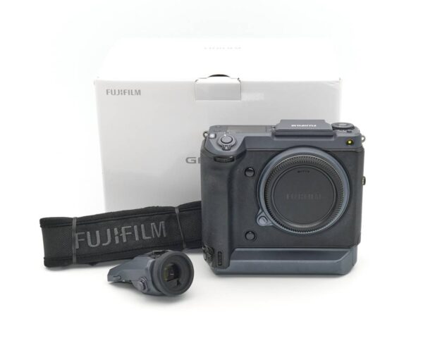 Dieses Fujifilm GFX100 Gehäuse wurde komplett überprüft und befindet sich im technisch einwandfreien Zustand. Die Kamera weist teils etwas stärkere Spuren des Gebrauchs auf.