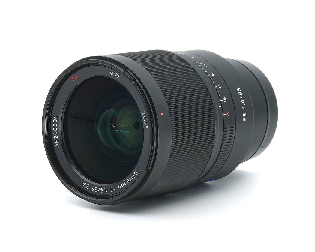 Dieses Sony 35mm 1.4 Objektiv wurde komplett überprüft und befindet sich technisch im einwandfreien Zustand. Das Objektiv befindet sich auch äußerlich im Topzustand mit nur