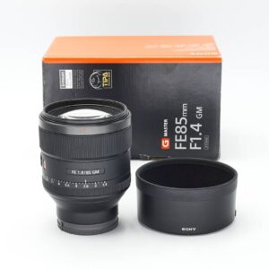 Dieses Sony FE SEL 85mm 1.4 GM Objektiv befindet sich technisch und optisch im fantastischen Zustand. Es bestehen nur minimalste