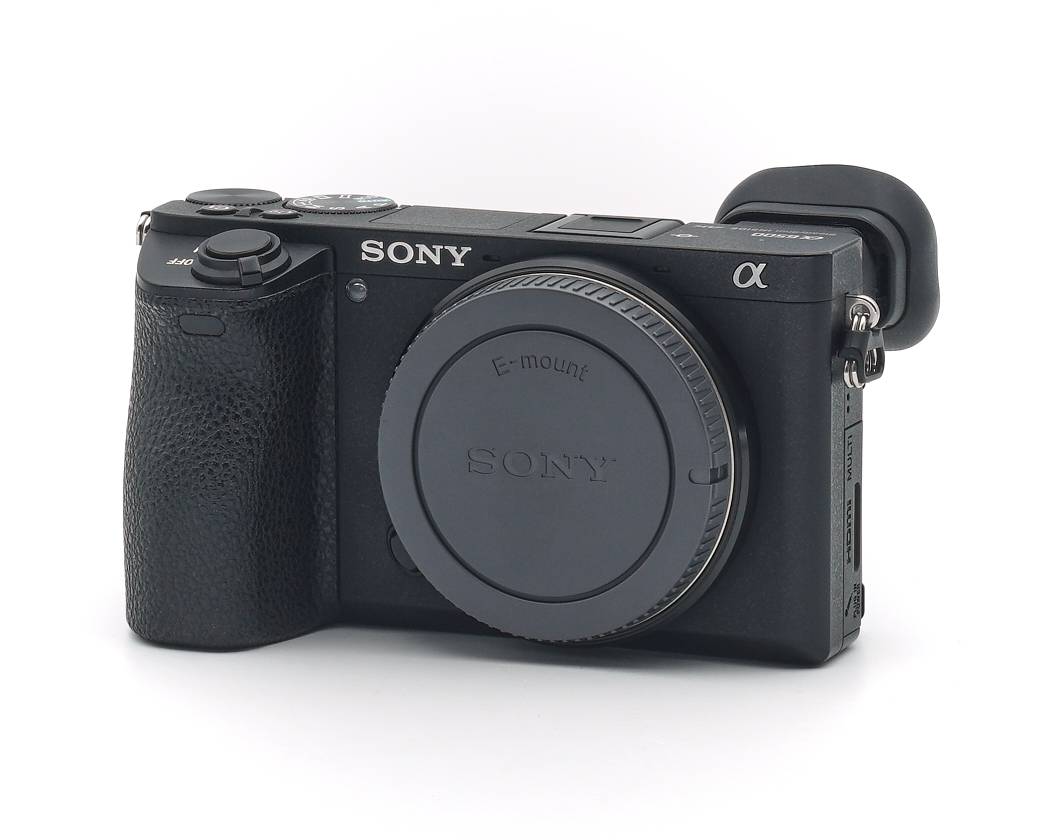 Dieses Sony Alpha 6500 Gehäuse befindet sich im technisch einwandfreien Zustand. Das Gehäuse weist äußerlich an einer Stelle etwas deutlicheren Lackabrieb auf