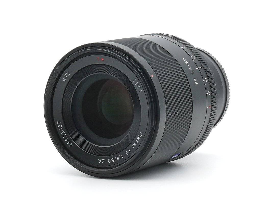 Dieses Sony 50mm 1.4 Objektiv wurde komplett überprüft und befindet sich technisch im einwandfreien Zustand. Das Objektiv befindet sich auch äußerlich im Topzustand mit nur