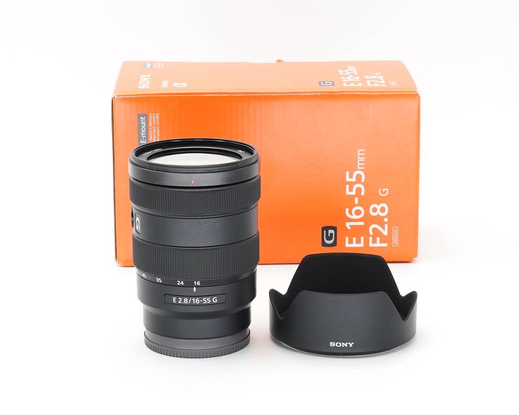 Einzelstück zum Sonderpreis Dieses Sony SEL 16-55mm 2.8 G Objektiv stand lediglich in unserer Ausstellungsvitrine im Showroom. Die Optik weist keinerlei Nutzspuren auf und