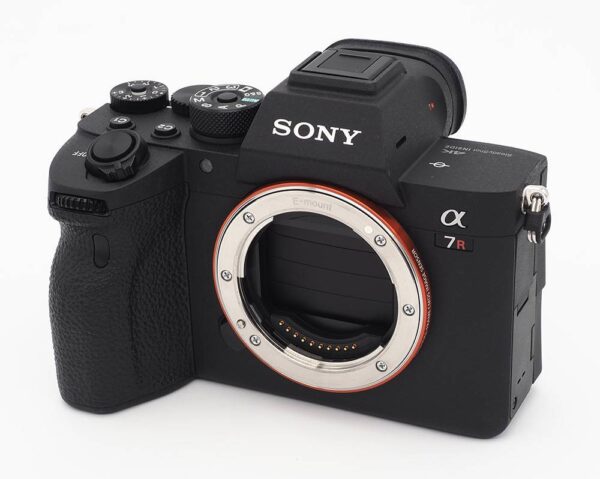 Dieses gepflegte Sony Alpha 7R IV Gehäusewurde komplett überprüft und befindet sich technisch im einwandfreien Zustand. Das Gehäuse befindet sich auch optisch im Topzustand