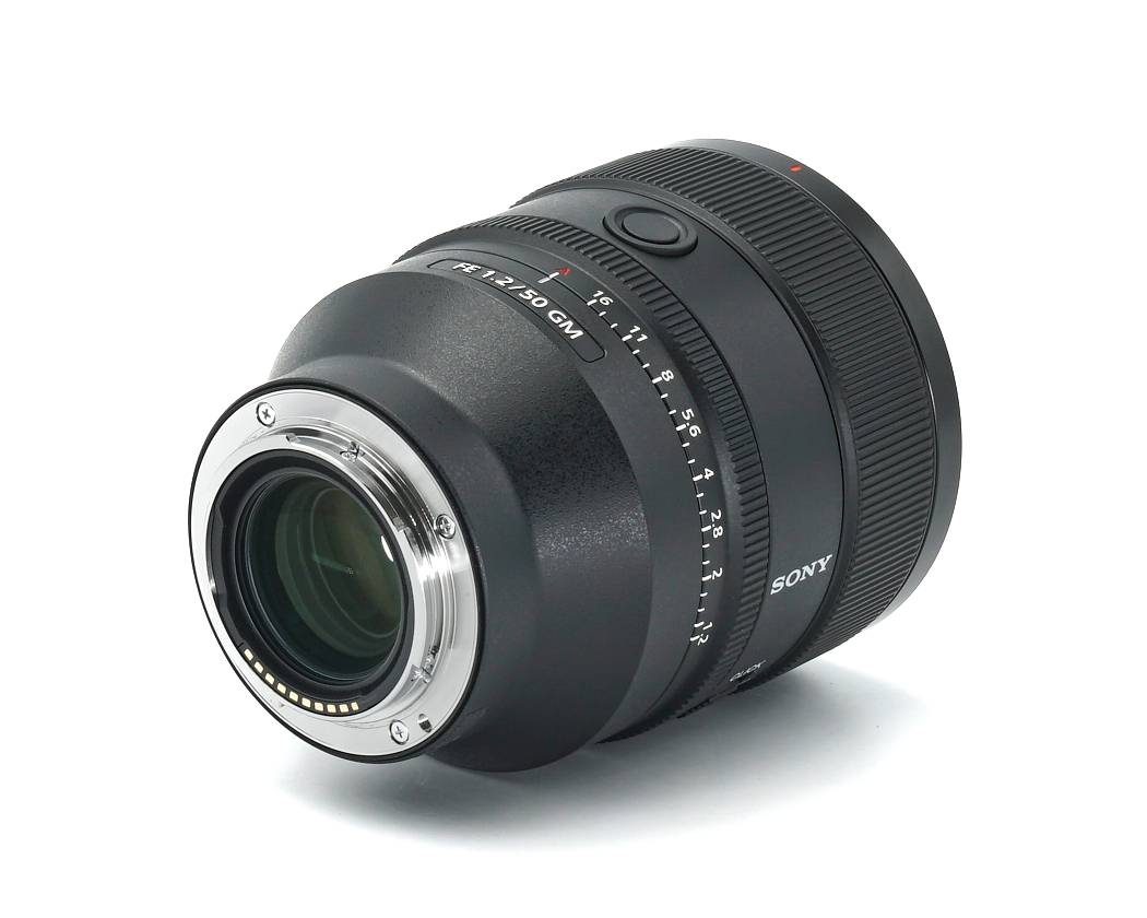 Dieses Sony FE SEL 50mm 1.2 GM Objektiv stammt aus einer Kundenretoure. Das Objektiv befindet sich technisch und optisch im Neuzustand