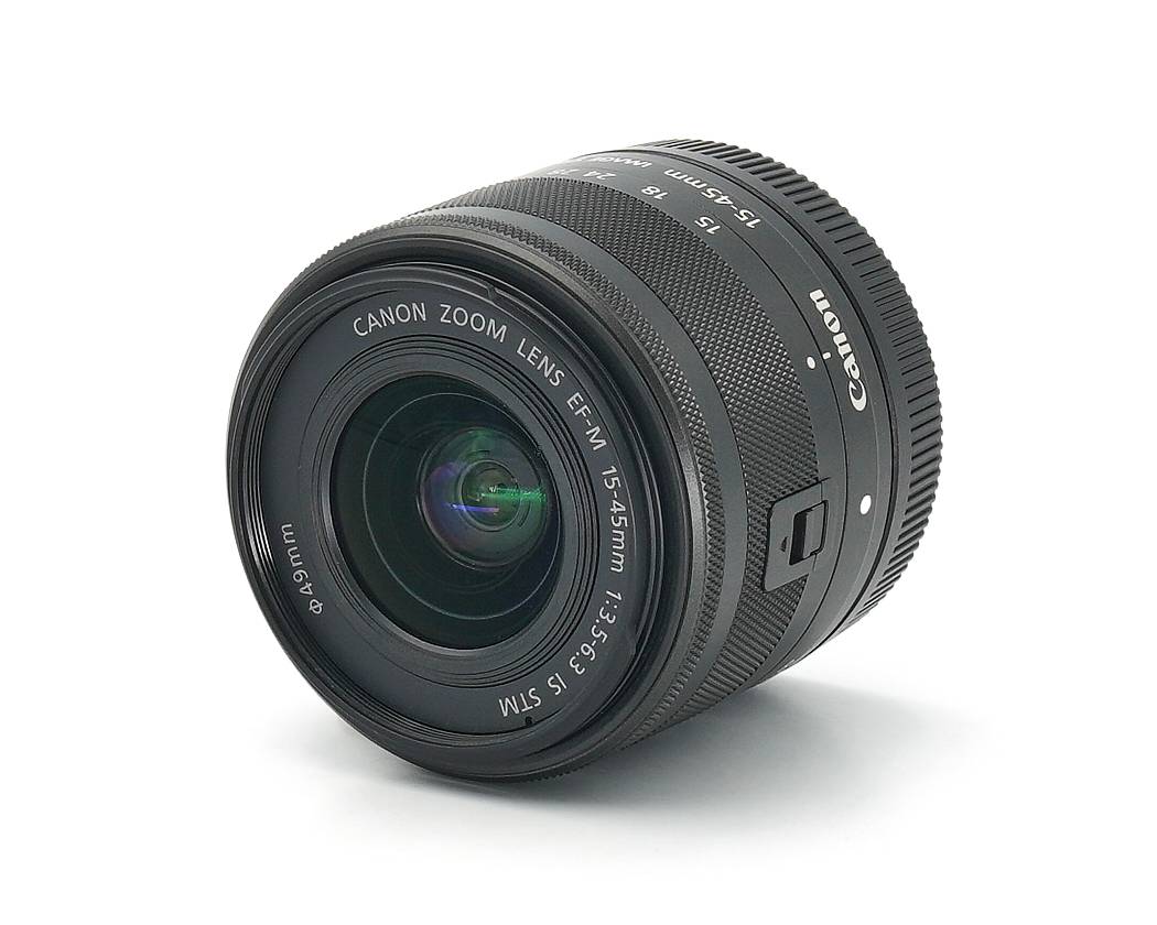 Dieses Canon EF-M 15-45mm 3.5-6.3 IS STM Objektiv stammt aus unserem Showroom. Die Optik weist keinerlei Nutzungsspuren auf und befindet sich nach wie vor im Neuzustand. Das