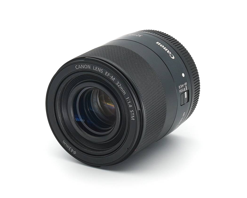 Dieses Canon 32mm 1.4 Objektiv befindet sich technisch und optisch im Topzustand mit nur minimalen Nutzspuren. Das optische System ist einwandfrei