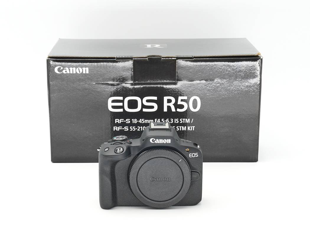 Ausstellungsstück zum Sonderpreis Das hier angebotene Canon EOS R50 Gehäuse stammt aus unserem Showroom. Diese Kamera weist keinerlei Nutzspuren auf befindet sich praktisch im