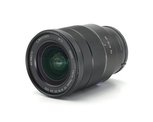 Dieses Sony 16-35mm 4.0 Objektiv wurde komplett überprüft und befindet sich technisch im einwandfreien Zustand. Das Objektiv weist übliche bis etwas stärke Nutzspuren auf. Sie