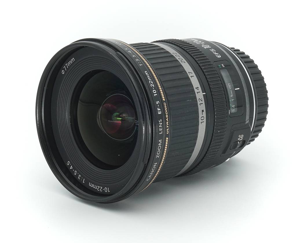 Dieses Canon EF-S 10-22mm Objektiv wurde komplett überprüft und befindet sich technisch im einwandfreien Zustand. Das Objektiv weist äußerlich übliche bis etwas stärke