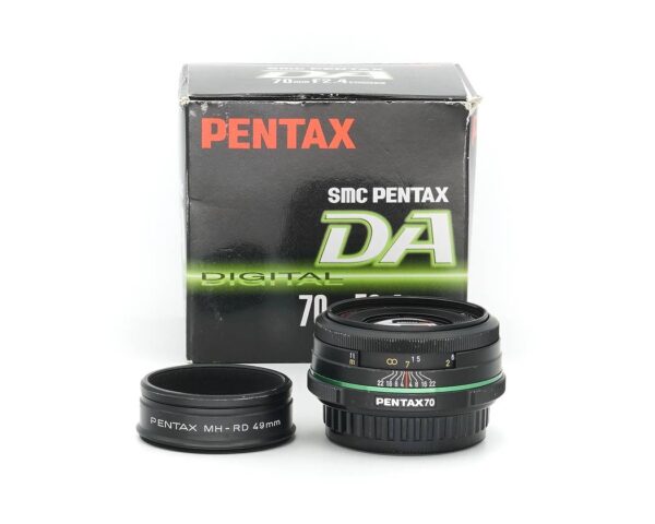 Dieses Pentax 70mm 2.4 Objektiv befindet sich im technisch einwandfreien Zustand. Das Objektiv weist optisch übliche bis stärkere Nutzspuren auf. Das optische System ist