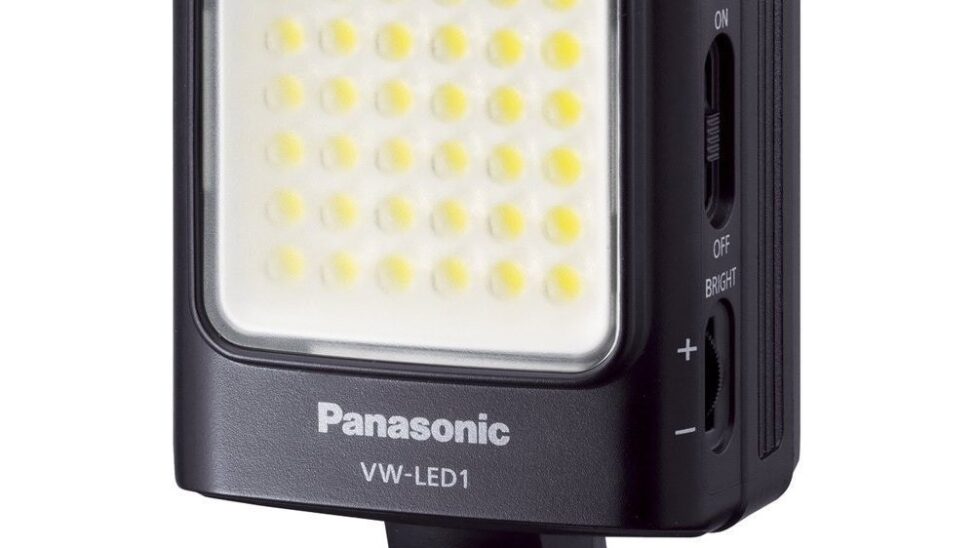 LED Leuchte für Camcorder mit passivem Zubehörschuh Stromversorgung: 4xAA Batterien max. Lichtintensität: ca. 1500 Lux Strahlwinkel: 30 Grad Leuchtweite bis ca. 3 m mit 41 Lux