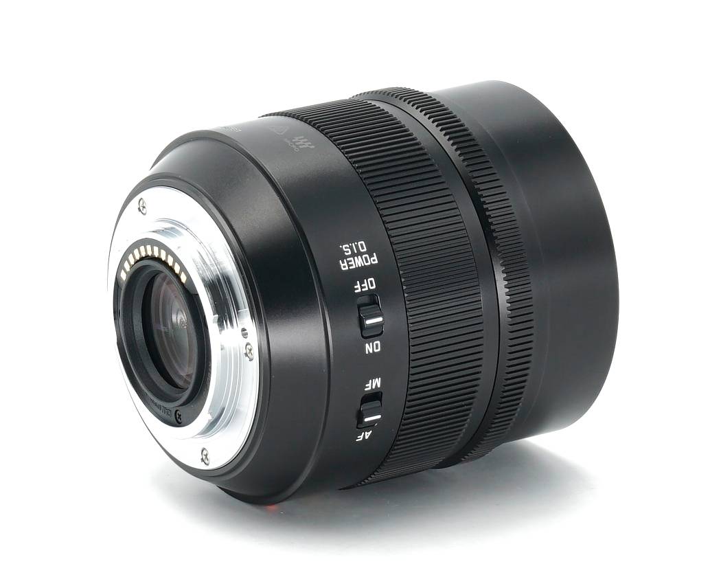 Dieses Panasonic Leica DG Nocticron 42.5mm 1.2 ASPH. Objektiv wurde komplett überprüft und befindet sich technisch im einwandfreien Zustand. Das Objektiv weist nur sehr