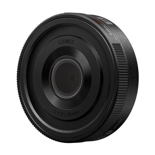 Das LUMIX S 26mm F8 (S-R26) ist ein unglaublich kompaktes und leichtes Vollformatobjektiv. Das schlanke Design verbessert die Mobilität