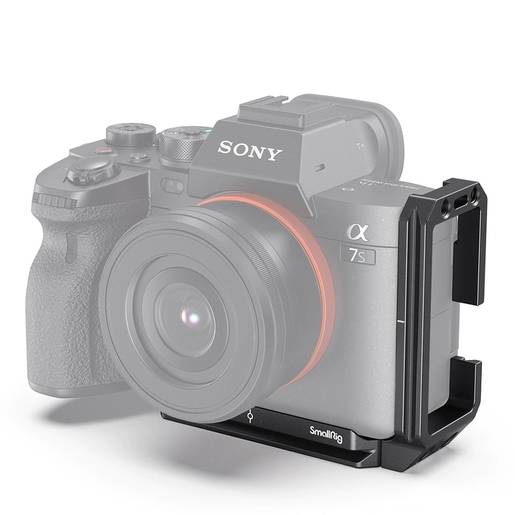 Die SmallRig L-Bracket für SONY Alpha 7S III Kamera wird mit einer 1/4-20-Schraube an der Kamera befestigt. Das Anti-Twist-Design und das Gummipolster verhindern Wackeln oder