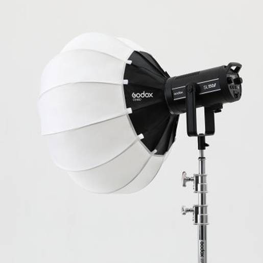 Die CS-65D ist eine zusammenklappbare Laternen Softbox (Lantern Softbox) mit Bowens Bajonett Anschluss. Die Softbox ist ideal geeignet für die Godox LED Leuchten der SL-