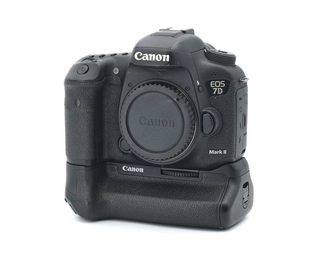 Dieses Canon EOS 7D Mark II Gehäuse wurde komplett überprüft und befindet sich technisch im einwandfreien Zustand. Es sind übliche bis etwas stärkere Nutzspuren vorhanden. Sie