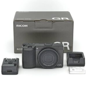 Einzelstück zum Sonderpreis Diese Ricoh GR IIIx stammt aus unserem Showroom. Die Kamera weist keinerlei Nutzspuren auf und befindet sich nach wie vor im Neuzustand. Das