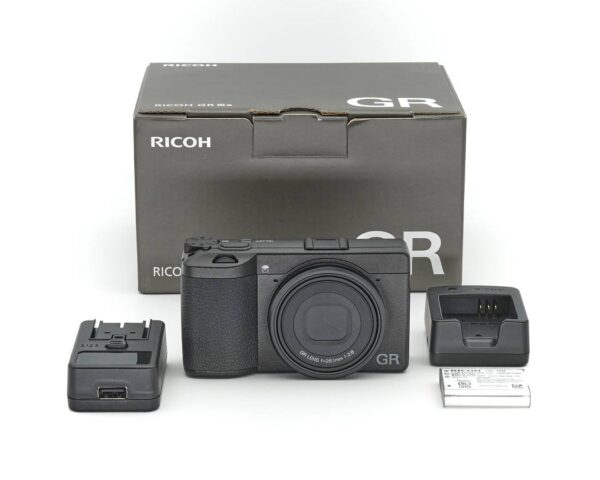 Einzelstück zum Sonderpreis Diese Ricoh GR IIIx stammt aus unserem Showroom. Die Kamera weist keinerlei Nutzspuren auf und befindet sich nach wie vor im Neuzustand. Das