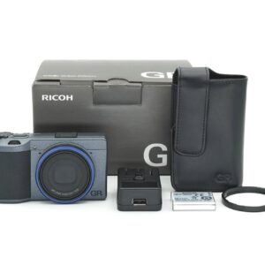 Vitrinenmodell zum Sonderpreis Diese Ricoh GR IIIx Urban Edition stand lediglich in unserer Ausstellungsvitrine im Showroom. Äußerlich sind keinerlei Nutzspuren zu erkennen.