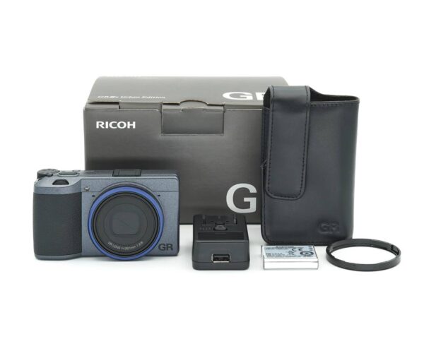 Vitrinenmodell zum Sonderpreis Diese Ricoh GR IIIx Urban Edition stand lediglich in unserer Ausstellungsvitrine im Showroom. Äußerlich sind keinerlei Nutzspuren zu erkennen.