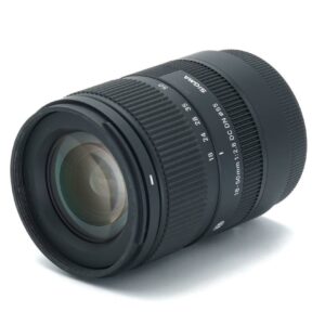 Dieses Sigma Contemporary 18-50mm Objektiv stammt aus unserem Showroom. Die Optik weist keinerlei Nutzspuren auf und befindet sich nach wie vor im Neuzustand. Lediglich an der