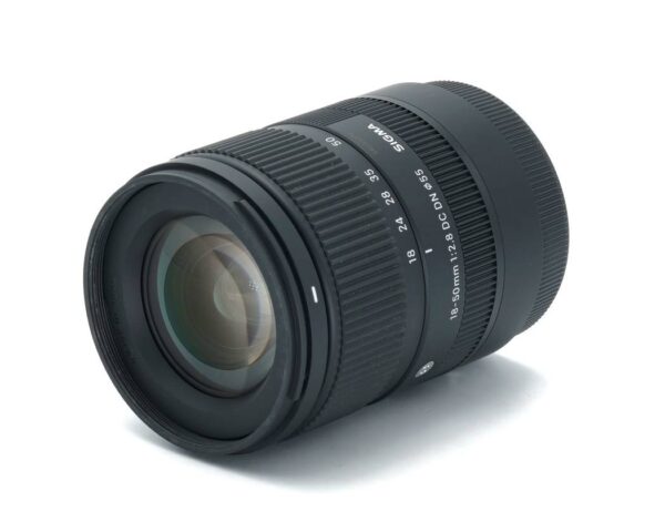 Dieses Sigma Contemporary 18-50mm Objektiv stammt aus unserem Showroom. Die Optik weist keinerlei Nutzspuren auf und befindet sich nach wie vor im Neuzustand. Lediglich an der