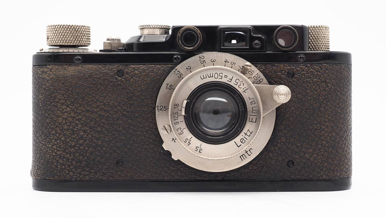 Dieses gepflegte Leica Leitz 1 Gehäuse + Leitz Elmar 50mm 3.5 Objektiv wurde komplett überprüft und befindet sich technisch im einwandfreien Zustand. Das Gehäuse befindet sich