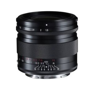 Das NOKTON 28 mm F1.5 asphärisch wurde exklusiv für Sony E-Mount-Kameras entwickelt und auf Vollformat-Bildsensoren abgestimmt. Dank elektronischer Kontakte bietet es