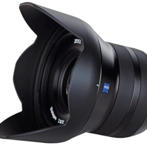 Dieses Zeiss 12mm 2.8 Objektiv stand lediglich in unserer Ausstellungsvitrine im Showroom. Die Optik weist keinerlei Nutzspuren auf und befindet sich nach wie vor im