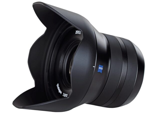 Dieses Zeiss 12mm 2.8 Objektiv stand lediglich in unserer Ausstellungsvitrine im Showroom. Die Optik weist keinerlei Nutzspuren auf und befindet sich nach wie vor im