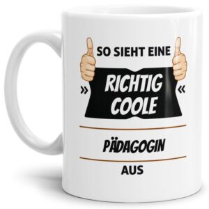 Berufe-Tasse aus hochwertiger Keramik mit Spruch - So sieht eine richtig coole Pädagogin aus. Die neue Lieblingstasse für den morgendlichen Kaffee...