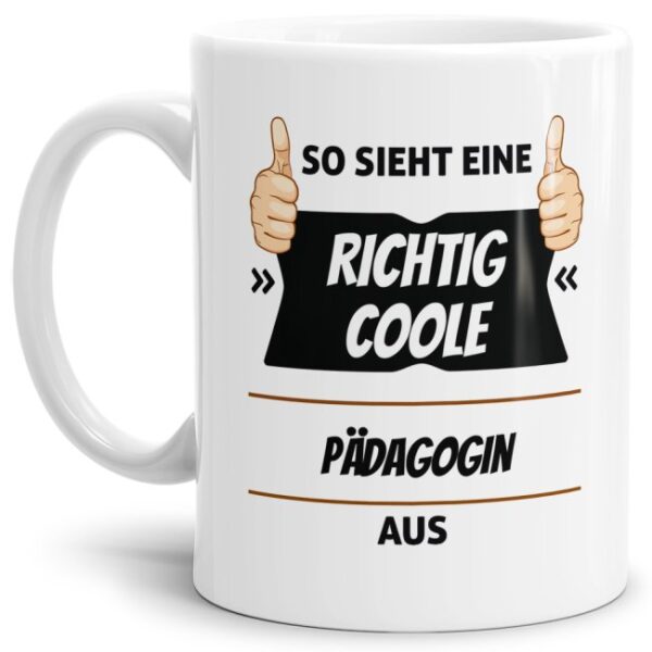 Berufe-Tasse aus hochwertiger Keramik mit Spruch - So sieht eine richtig coole Pädagogin aus. Die neue Lieblingstasse für den morgendlichen Kaffee...