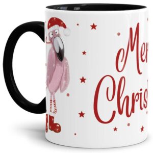 Lustige Weihnachtstasse Merry Christmas mit Flamingo im weihnachtlichen Outfit. Eine tolle Geschenkidee für Freunde