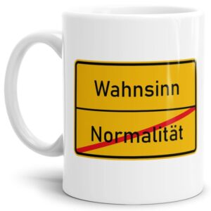 Lustige Ortschild-Tasse Normalität -> Wahnsinn - Bedruckte Kaffeetasse aus hochwertiger Keramik mit coolem Text passend zu vielen Anlässen für die...